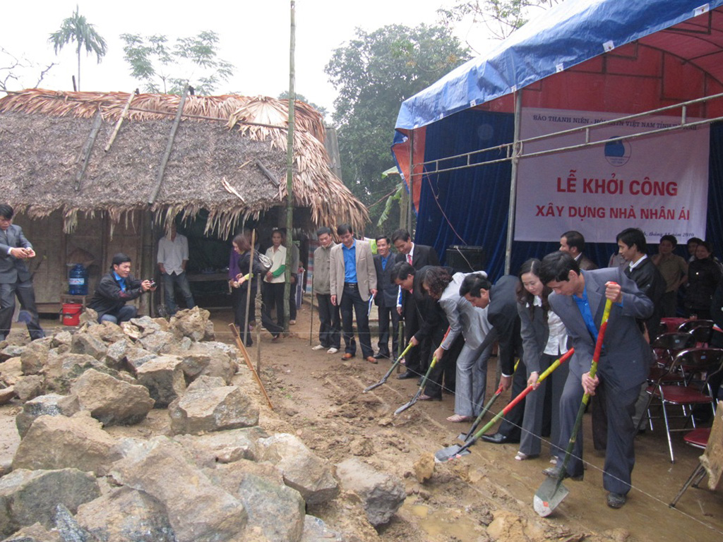 Khởi công xây nhà nhân ái cho chị Lê Thị Hợp ở H.Vũ Quang, Hà Tĩnh - Ảnh: Khánh Hoan