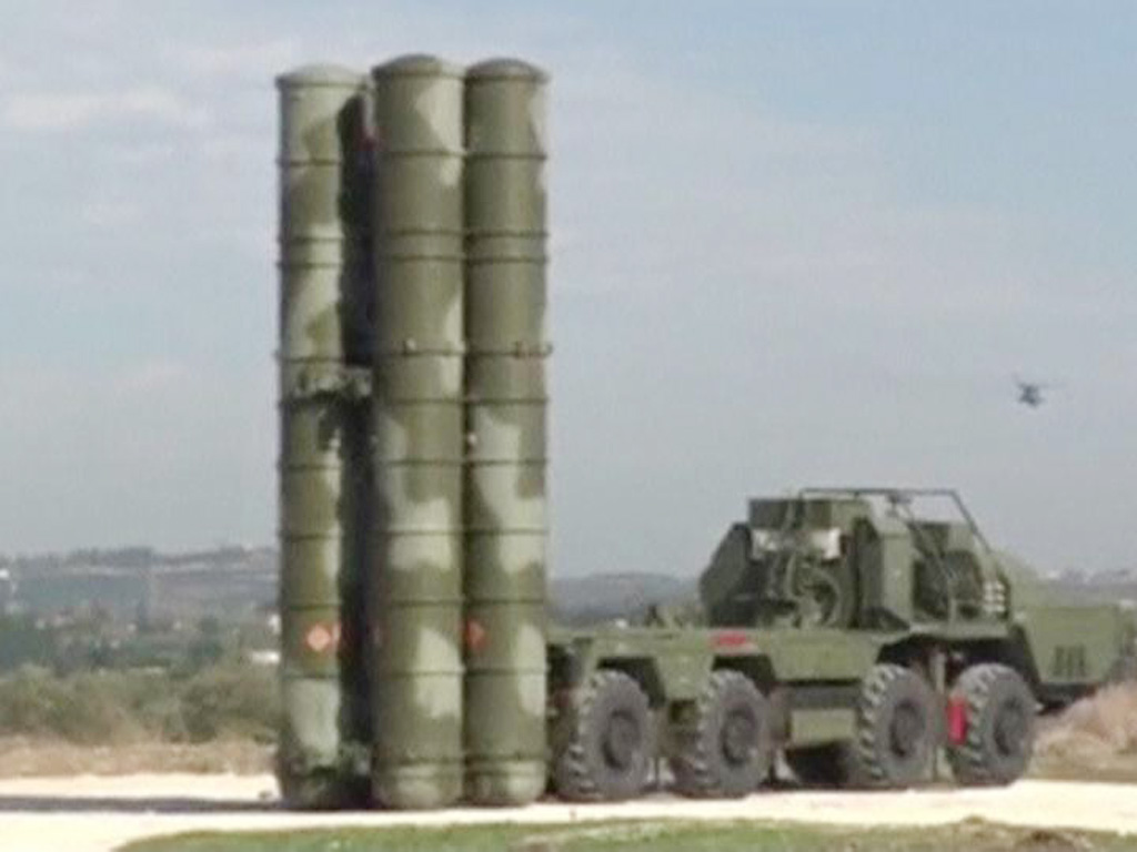 Một hệ thống tên lửa phòng không S-400 được Nga triển khai ở Syria - Ảnh: Reuters