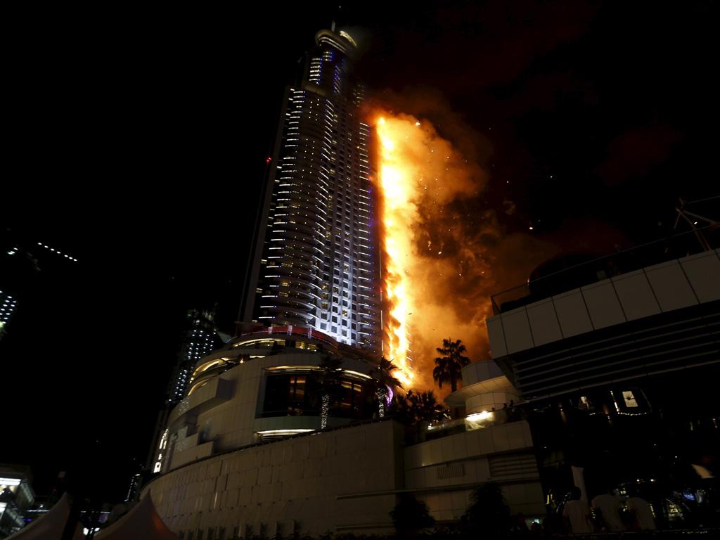 Khách sạn Address Downtown cháy ngùn ngụt đêm giao thừa -  Ảnh: Reuters