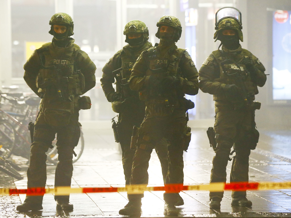 Cảnh sát Đức canh gác trước nhà ga trung tâm TP.Munich - Ảnh: Reuters