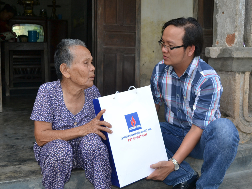 Đại diện cho Hội Cựu chiến binh BSR tặng quà cho mẹ Lê Thị Niệm, mẹ liệt sĩ Gạc Ma - Phan Tấn Dư tại Phú Yên - Ảnh: T.Đăng