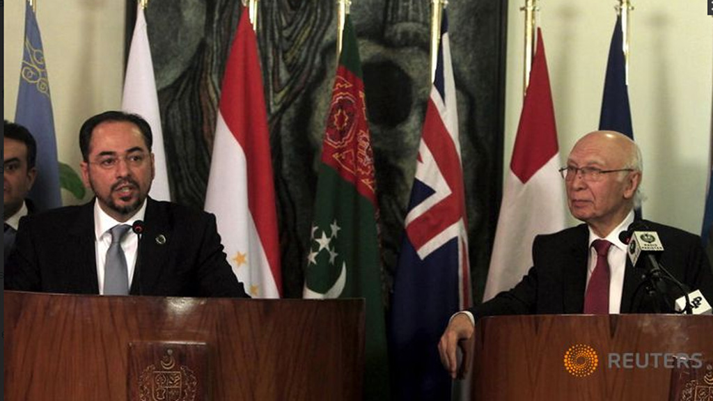Bộ trưởng Ngoại giao Afghanistan, Salahuddin Rabbani (trái) và Cố vấn Ngoại giao của Thủ tướng Pakistan Sartaj Aziz tại cuộc họp báo ở Bộ Ngoại giao tại Islamabad, Pakistan ngày 9.12.2015 - Ảnh: Reuters