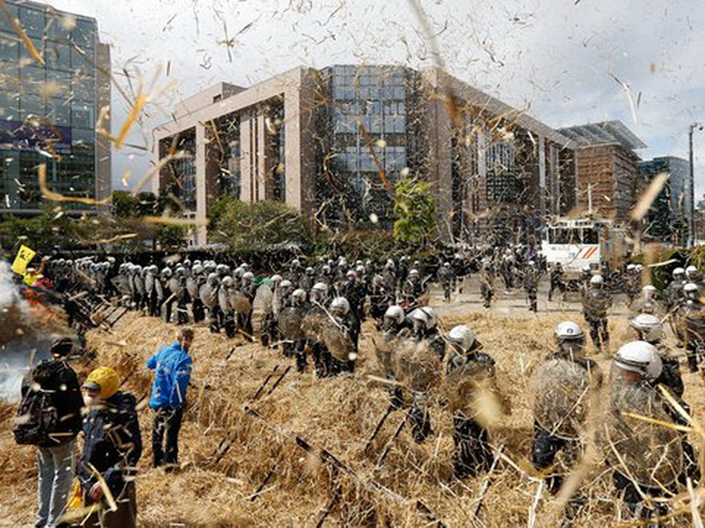 Nông dân Bỉ biểu tình vì bị thiệt hại trước lệnh cấm vận Nga của EU - Ảnh: RTE