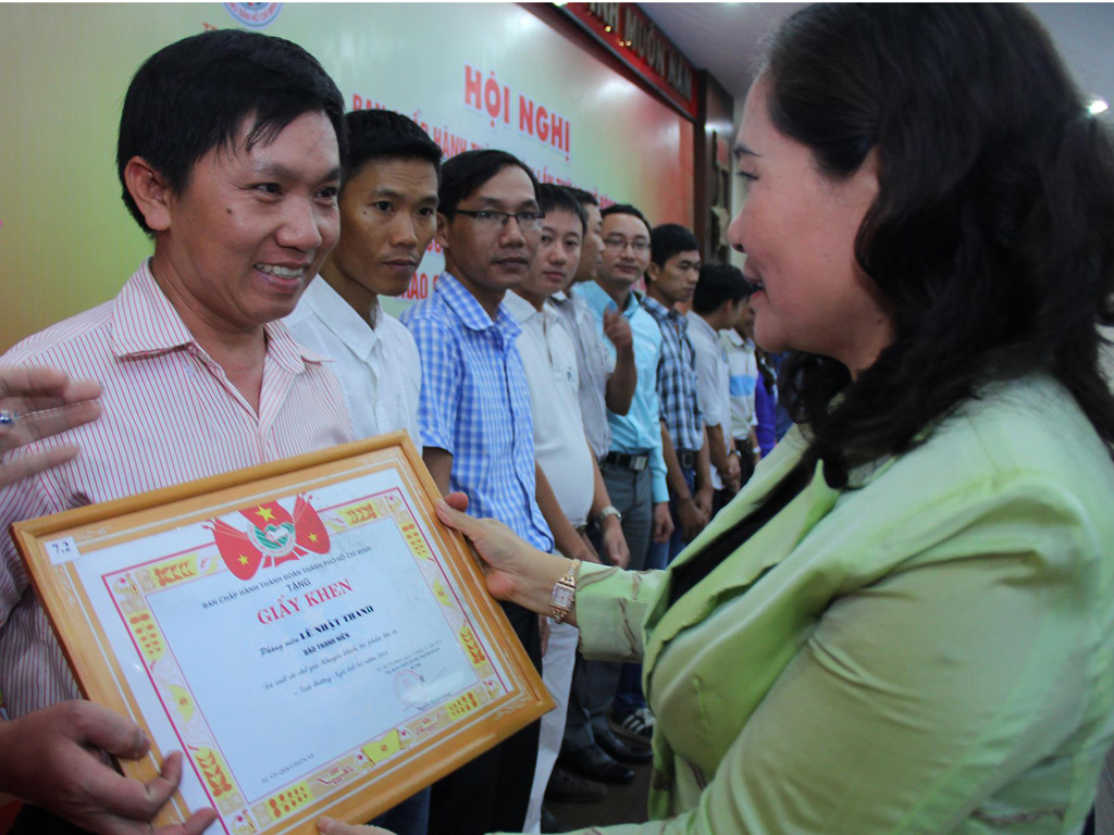 Phóng viên Lê Thanh (Báo Thanh Niên)  nhận giải thưởng “Ngòi bút trẻ” cho các tác phẩm báo chí tiêu biểu - Ảnh: Trầm Minh Đức