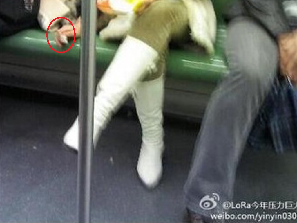 Người phụ nữ mê ăn chân gà trên tàu điện ngầm - Ảnh chụp màn hình Shanghaiist