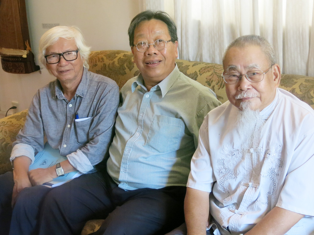 Từ trái sang: Nhà nghiên cứu Nguyễn Đắc Xuân, GS Trần Quang Hải và ông Trần Bá Thùy - những người được GS Khê ủy nhiệm thực hiện di nguyện của GS - Ảnh: T.L