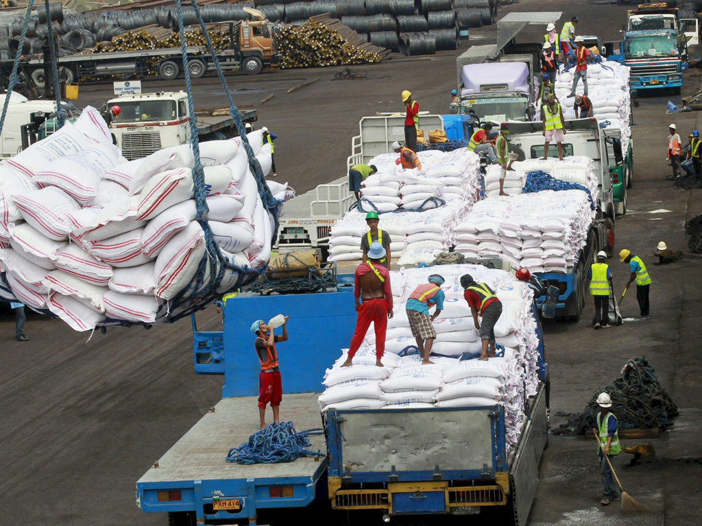 Công nhân Philippines bốc dỡ gạo nhập khẩu từ VN - Ảnh: Reuters