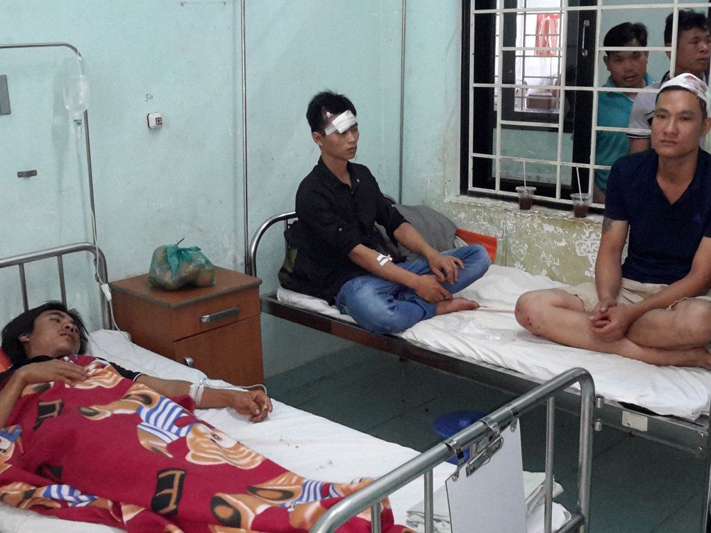 Các nạn nhân đang điều trị tại Bệnh viện đa khoa tỉnh Đắk Nông - Ảnh: Phan Bá
