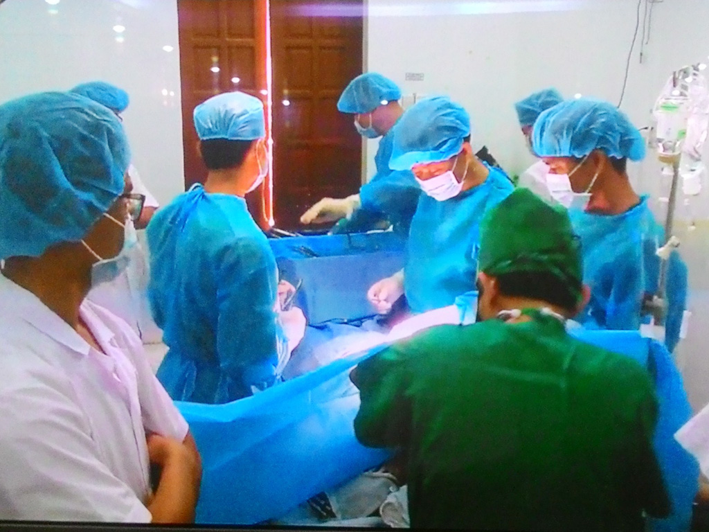 Các bác sĩ đang tiến hành mổ cho bệnh nhân tại Bệnh xá Trường Sa Lớn - Ảnh: Lương Ngọc