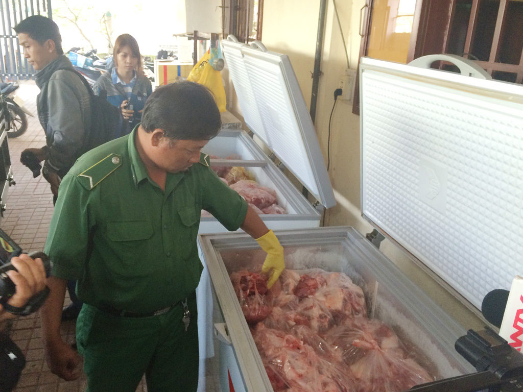 Lực lượng chức năng đang kiểm tra cở sở của bà Thạnh - Ảnh: Công Nguyên
