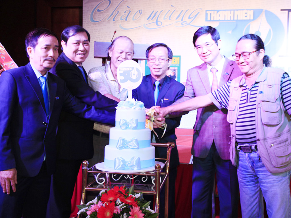 Lãnh đạo báo cùng lãnh đạo các địa phương cắt bánh nhân lễ sinh nhật Báo Thanh Niên - 
Ảnh: Hoàng Sơn