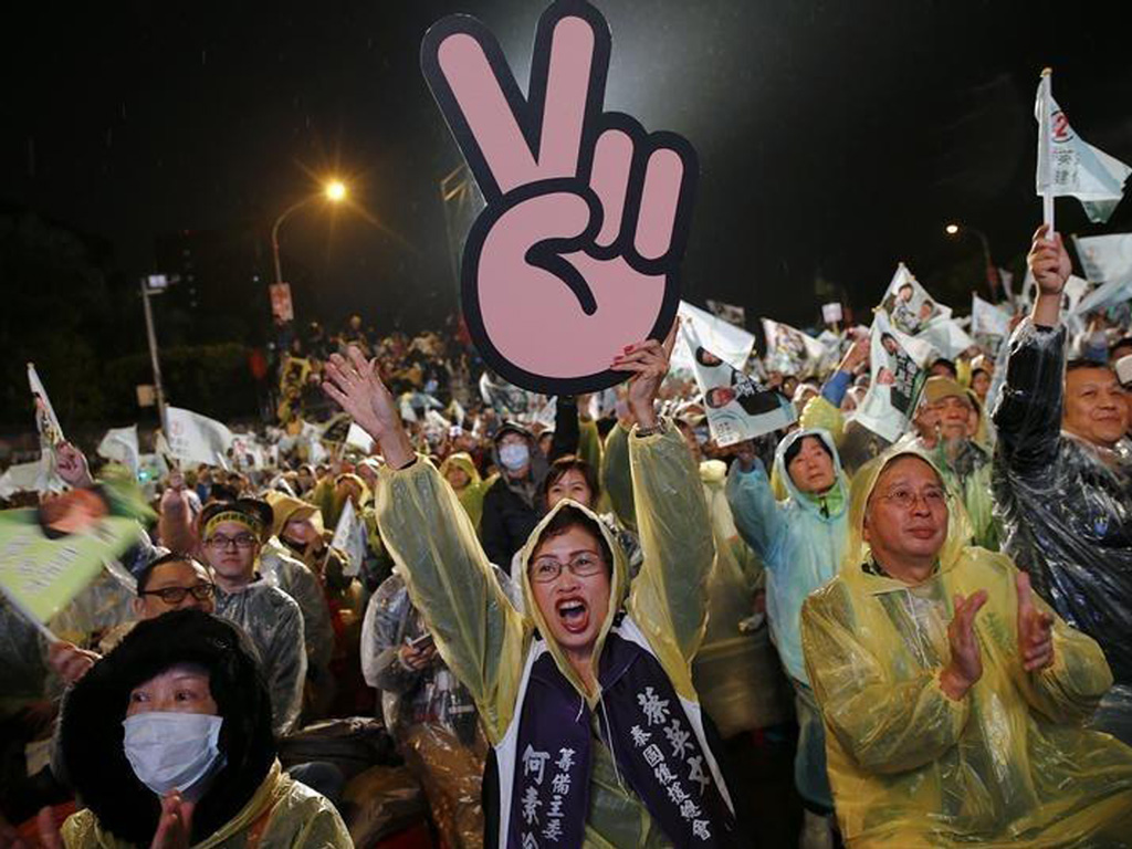 Người ủng hộ đảng Dân tiến (DPP) tại Đài Bắc, Đài Loan tối 15.1.2016 - Ảnh: Reuters
