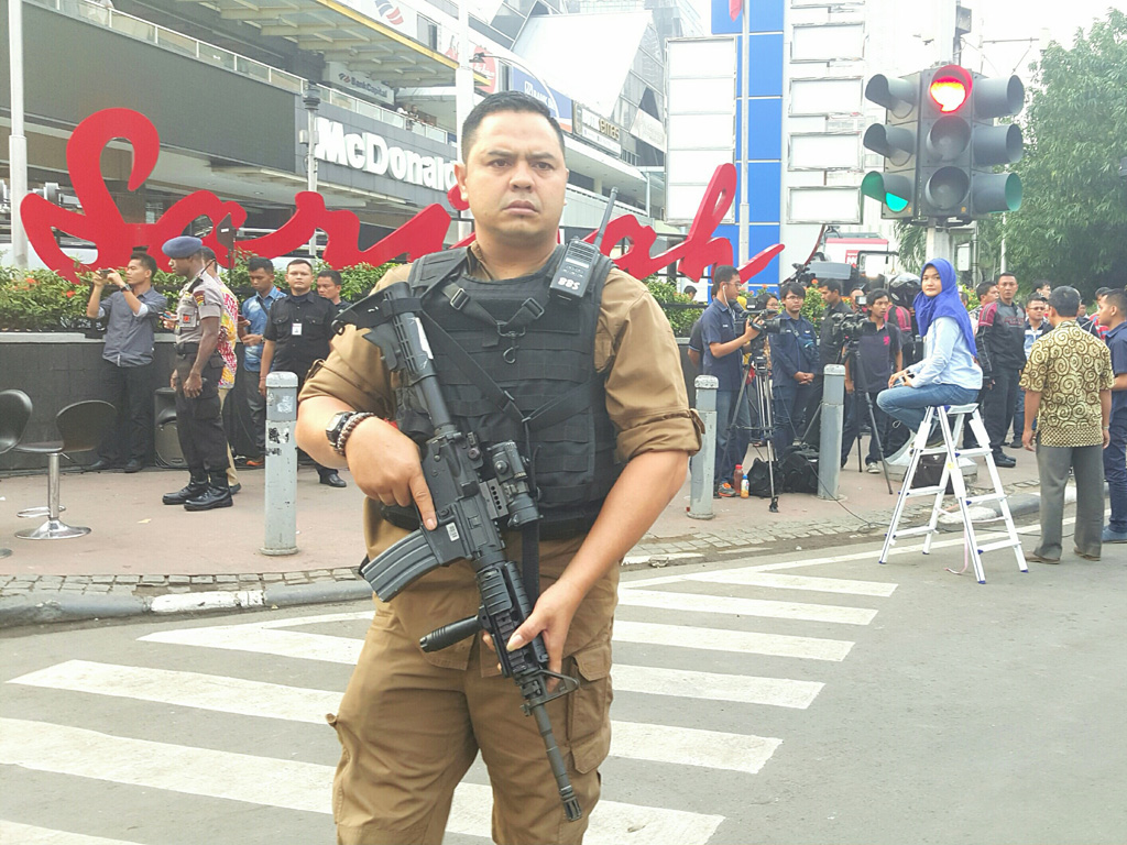 Lực lượng an ninh Indonesia canh gác tại hiện trường vụ tấn công - Ảnh: Nguyễn Tập