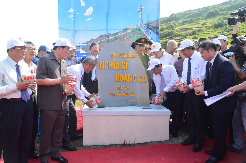 Lãnh đạo các bộ, ngành T.Ư và tỉnh Quảng Ngãi thực hiện nghi thức đổ cát xây dựng Khu tưởng niệm Nghĩa sĩ Hoàng Sa - Ảnh: Hiển Cừ