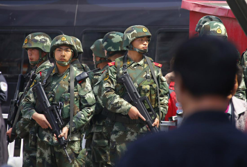 Cảnh sát vũ trang Trung Quốc tại nhà ga ở Urumqi thuộc Khu tự trị Tân Cương. Đây là nơi đã xảy ra vụ tấn công bằng dao và bom khiến 3 người chết, 79 người bị thương hồi năm 2014 - Ảnh: Reuters