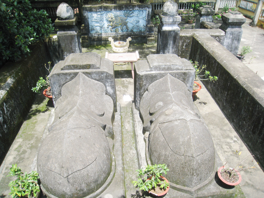 Nấm mộ Trịnh Hoài Đức và phu nhân - Ảnh: L.C.T