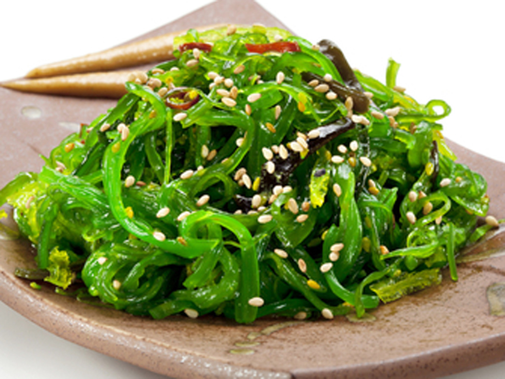 Rong biển kết hợp với rau mỗi ngày giúp bổ sung đa vitamin cho cơ thể - Ảnh: Shutterstock