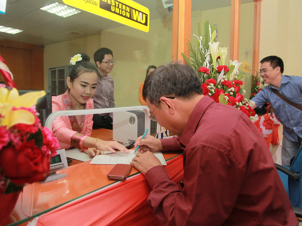 Khách hàng giao dịch tại SHB Lào - Ảnh: Anh Vũ