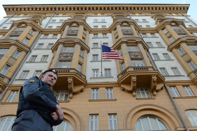 Một cảnh sát Nga đứng gác trước Đại sứ quán Mỹ ở Moscow - Ảnh: AFP