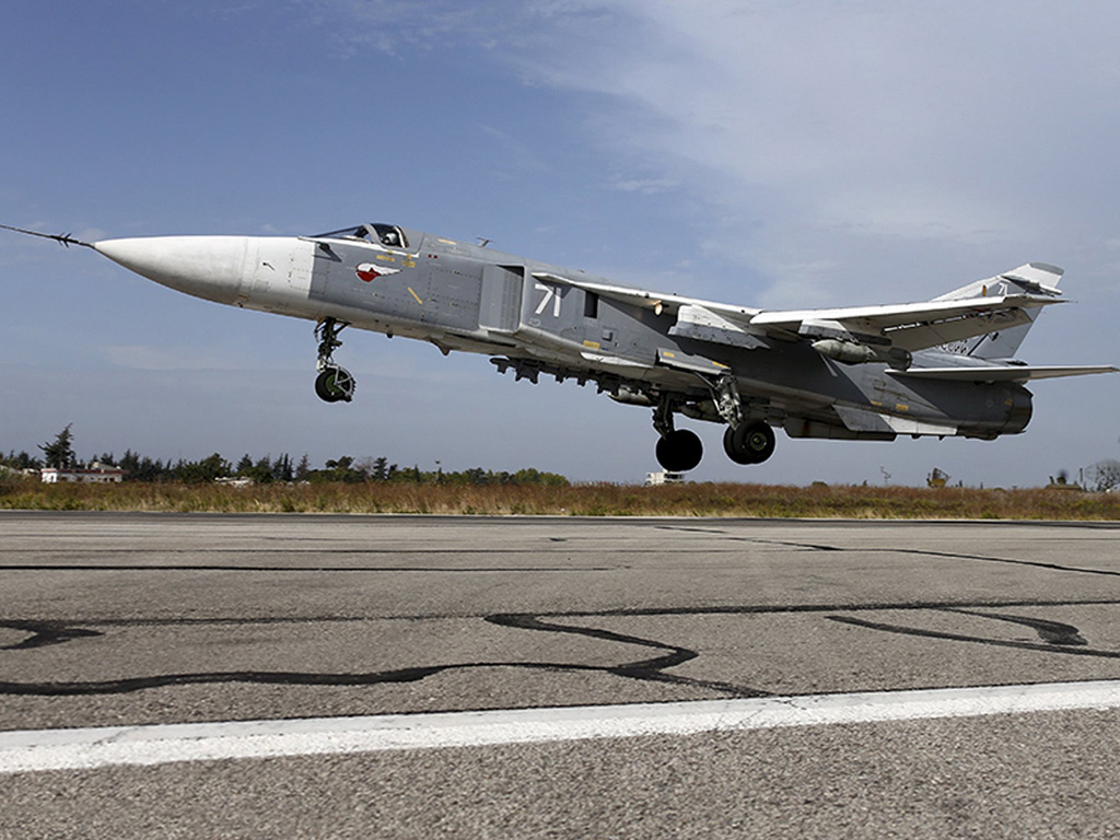 Chiến đấu cơ Su-24 của Nga tại căn cứ không quân ở Latakia, Syria - Ảnh: Reuters