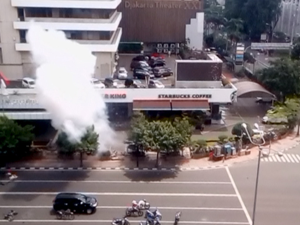 Bom nổ trong vụ tấn công khủng bố ở thủ đô Jakarta ngày 14.1 - Ảnh: Reuters