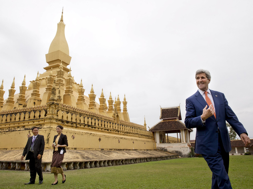 Ngoại trưởng Mỹ John Kerry thăm di tích nổi tiếng Pha That Luang ở Vientiane - Ảnh: Reuters
