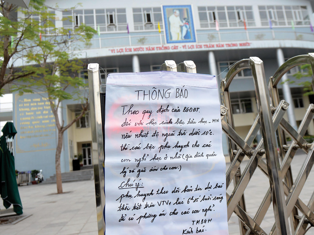 Thông báo nghỉ học được treo ngay tại cổng trường - Ảnh: Ngọc Thắng