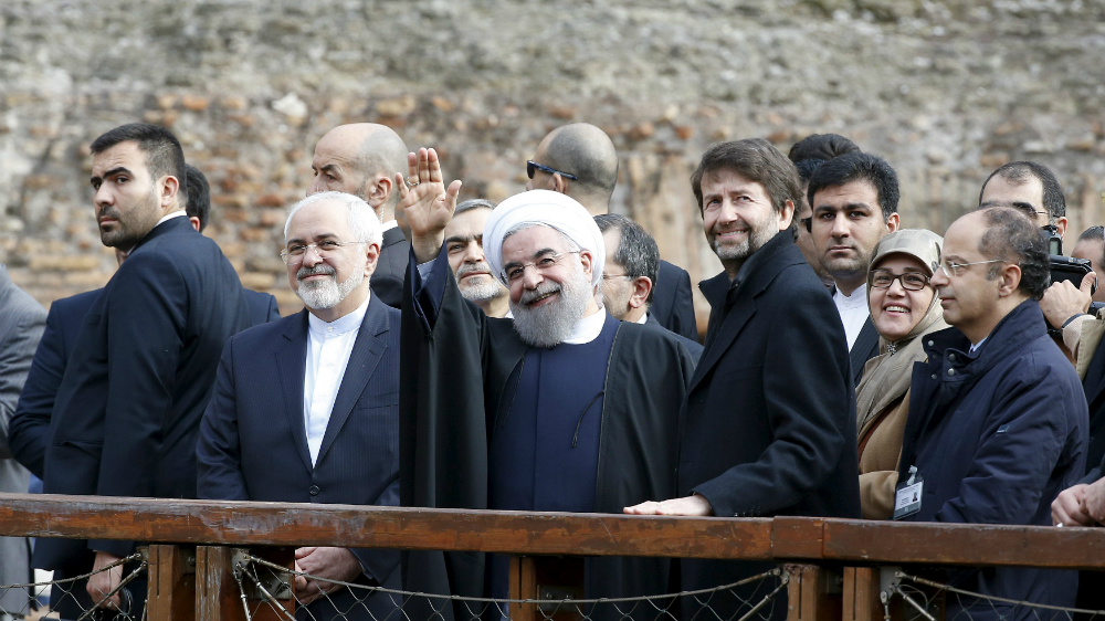 Tổng thống Iran Hassan Rouhani đến thăm Đấu trường La Mã ở Rome, Ý ngày 27.1 - Ảnh: Reuters