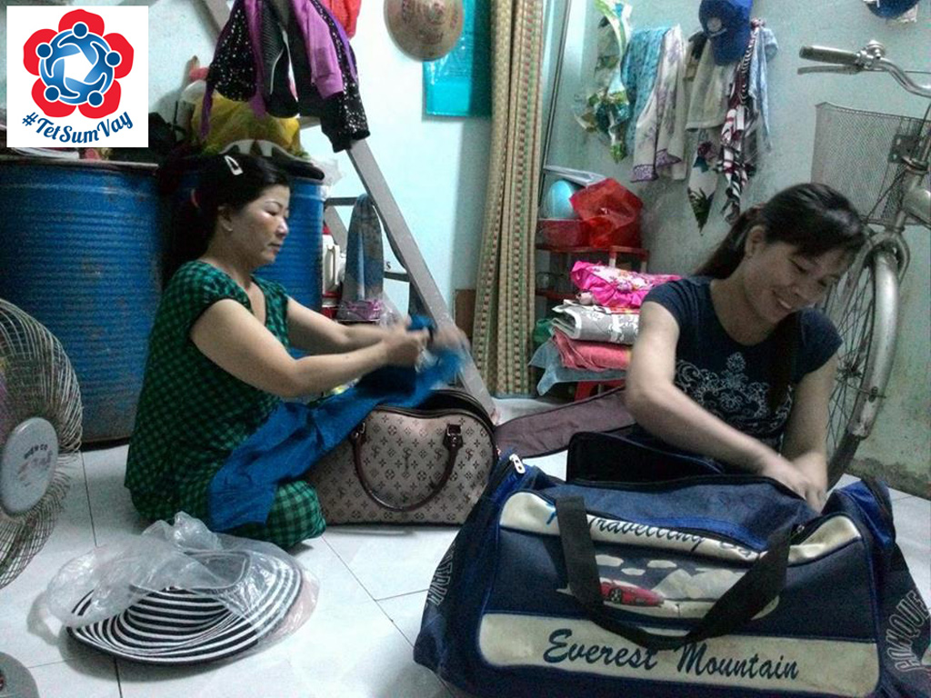 Chị Nguyễn Thị Ngọc Hoa và chị Nguyễn Thị Diễm, quê ở Quảng Ngãi đang chuẩn bị hành lý để trở về quê trên chuyến xe sum vầy - Ảnh: D.K