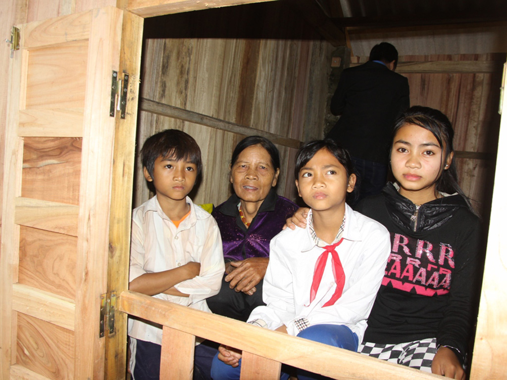 Niềm hạnh phúc của bốn bà cháu trong ngôi nhà mới toanh - Ảnh: Nguyễn Phúc
