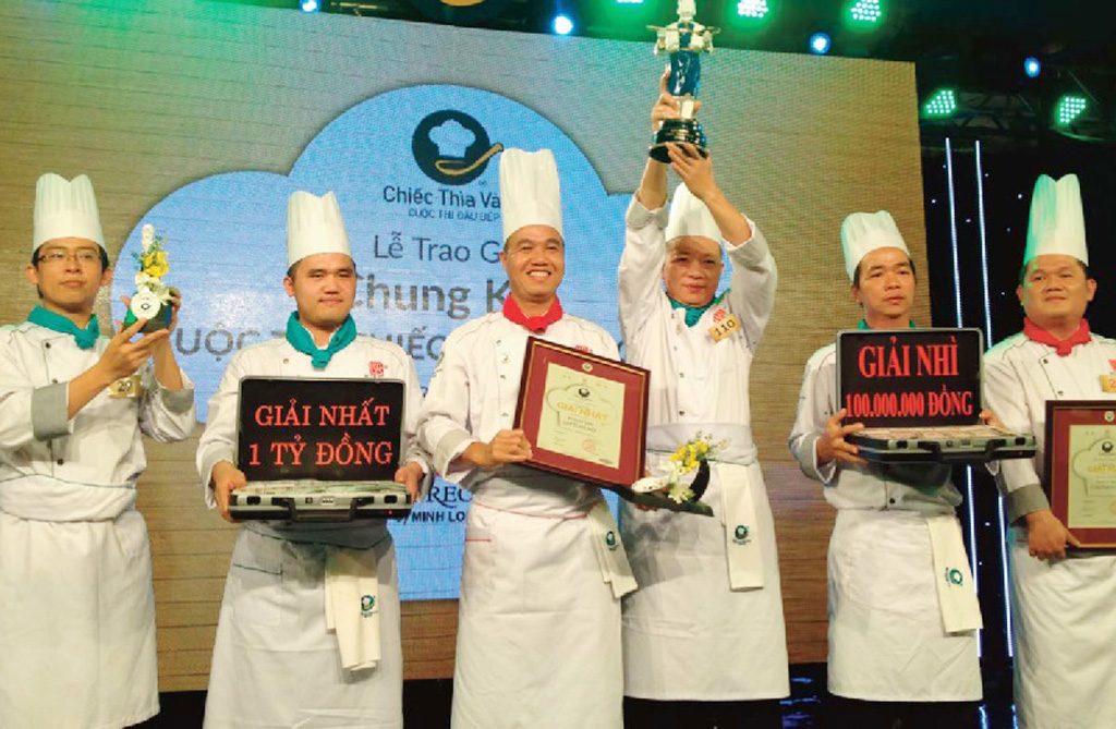 Đội khách sạn Lotte Hà Nội giành cúp vô địch Chiếc Thìa vàng 2015 - Ảnh: Minh Long