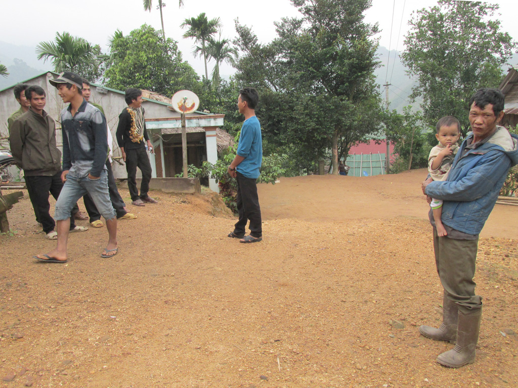 Người dân thôn 4 xã Trà Đốc tháo chạy ra đường sau trận động đất mạnh - Ảnh: Diễm Thúy