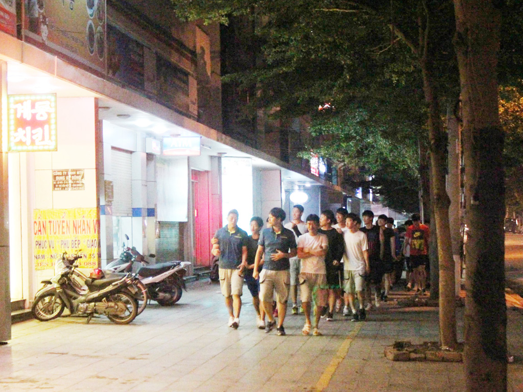 Nhóm chuyên gia người Hàn Quốc đi bộ ở phố 'liên hợp quốc' Becamex Hotel và Becamex Tower, nơi tập trung đông người nước ngoài - Ảnh: Đỗ Trường