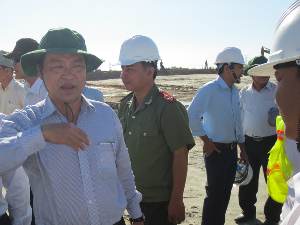 Chủ tịch UBND tỉnh Bình Thuận Nguyễn Ngọc Hai (phải) thị sát bãi xỉ than của nhà máy nhiệt điện Vĩnh Tân 2 - Ảnh: Quế Hà