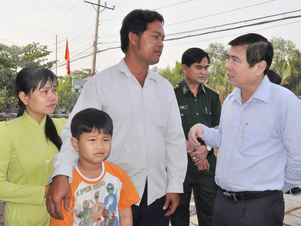 Ông Nguyễn Thành Phong thăm hỏi, động viên gia đình chị Nguyễn Thị Ánh Nguyệt - Ảnh: Tân Phú