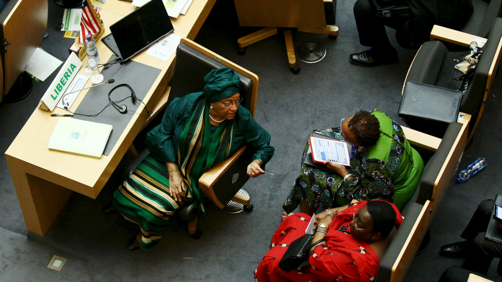 Tổng thống Liberia, Ellen Johnson Sirleaf (trái) nói chuyện với 2 phụ tác trong hội nghị cấp cao vừa qua của Liên minh châu Phi - Ảnh minh họa: Reuters
