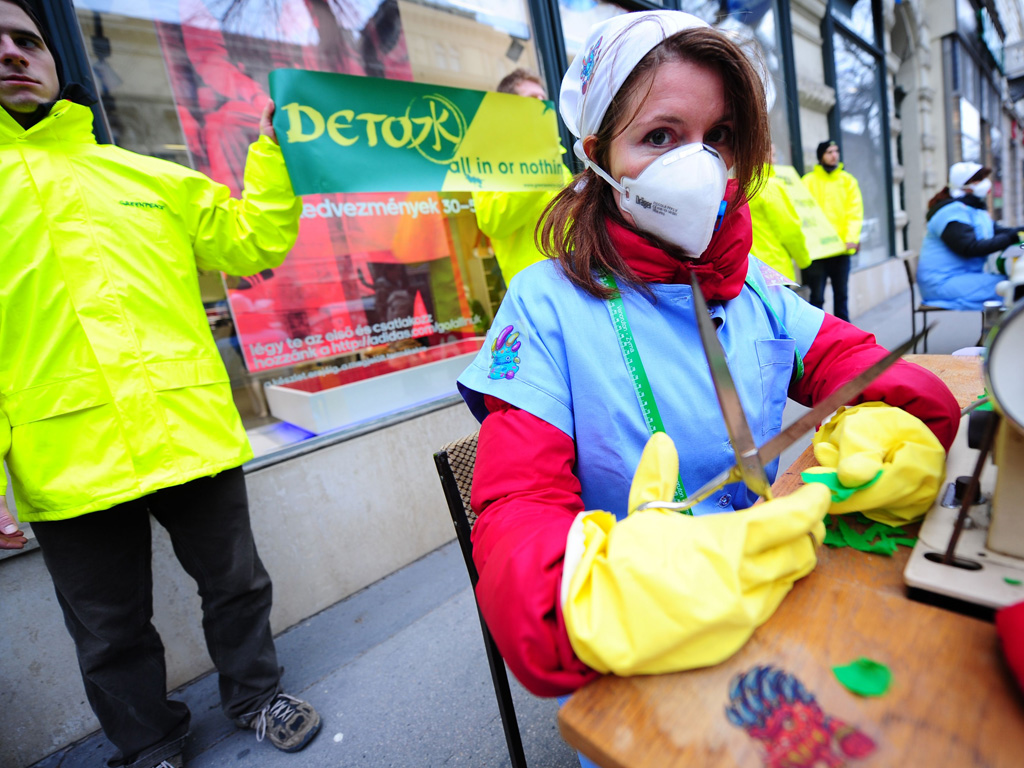 Một sự kiện cảnh báo quần áo hàng hiệu nhiễm độc của Greenpeace - Ảnh: AFP