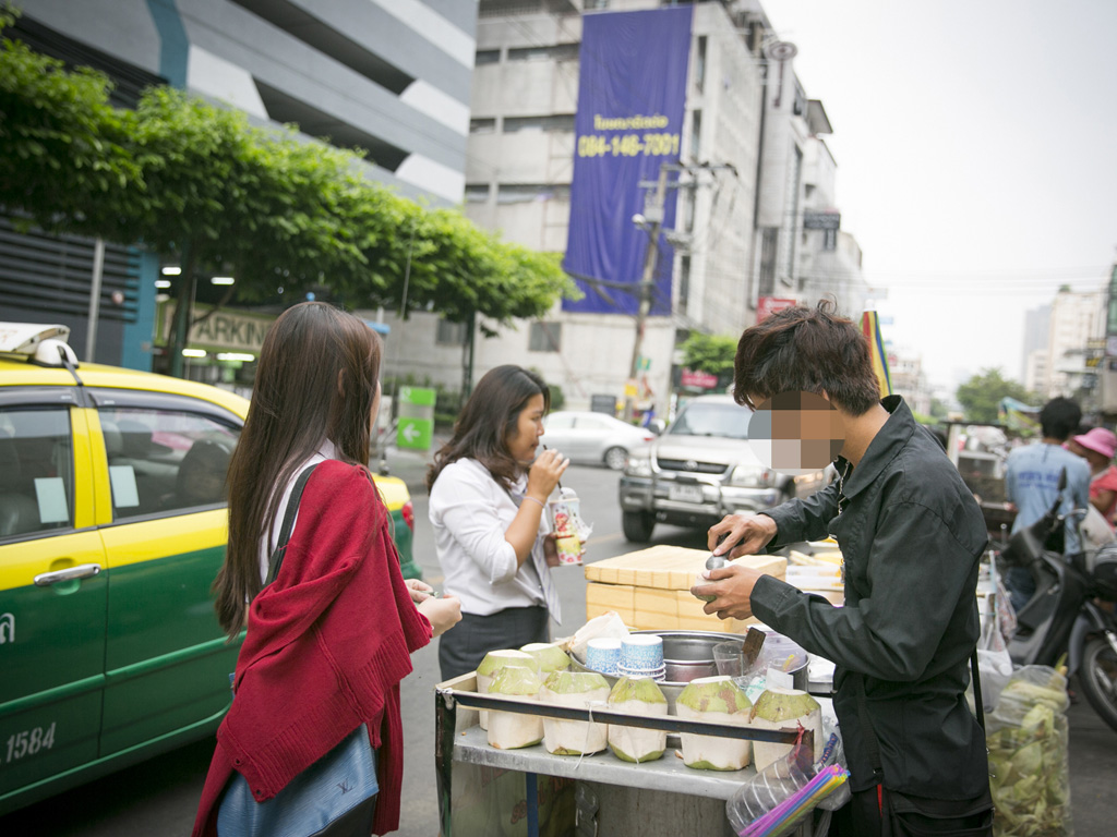 Một người bán hàng rong VN không thể về quê ăn tết vì không có tiền - Ảnh: Lam Yên