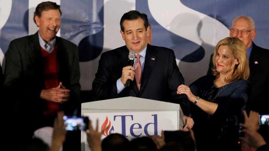 TNS Ted Cruz phát biểu sau khi giành chiến thắng kết quả bầu cử sơ bộ caucus ở Des Moines, bang Iowa, ngày 1.2. Bên phải là vợ ông, bà Heidi Cruz - Ảnh: AFP