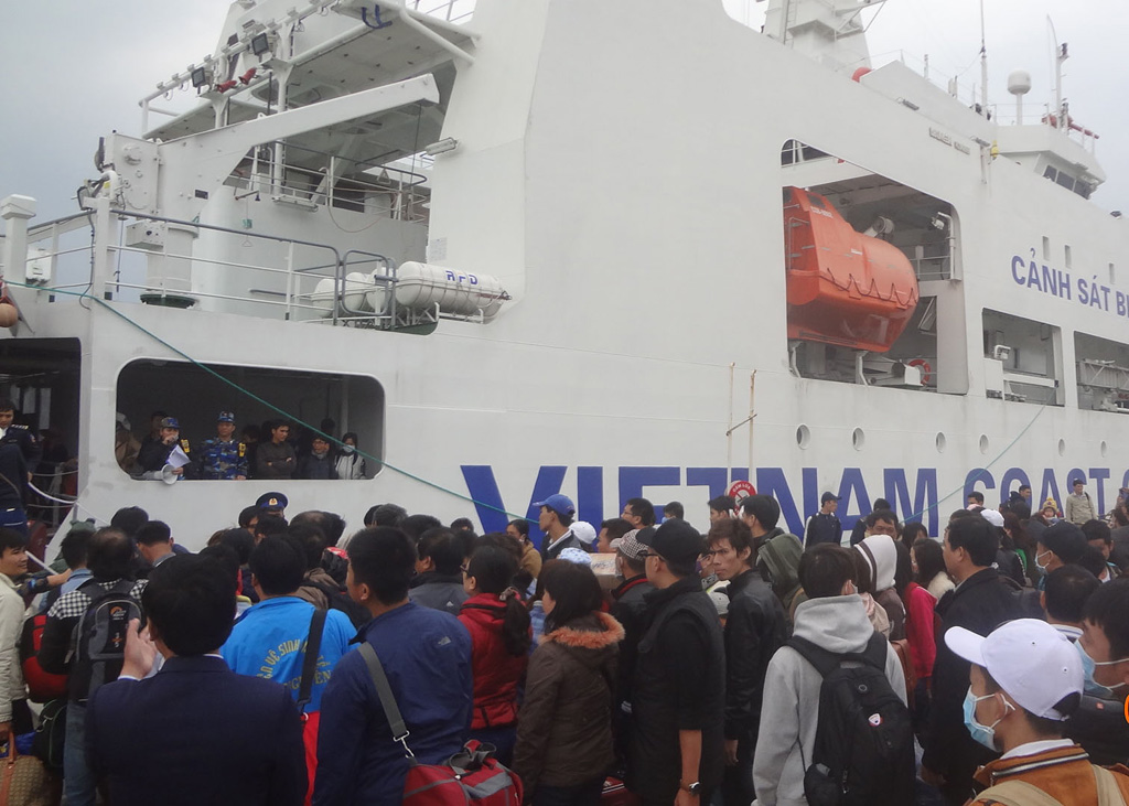 Hàng trăm hành khách chuẩn bị lên tàu CSB-8002 về quê Lý Sơn đón Tết - Ảnh: Hiển Cừ