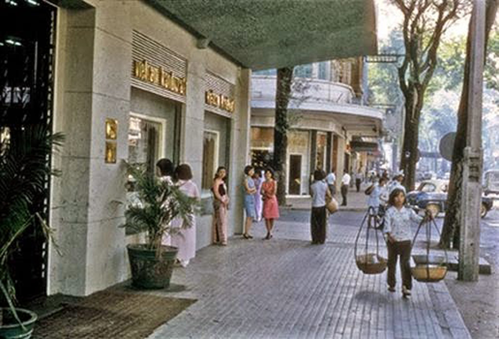 Saigon Departo là dãy nhà phía bên trái, góc ngã tư Tự Do - Thái Lập Thành (nay là Đồng Khởi- Đông Du) - Ảnh: T.L