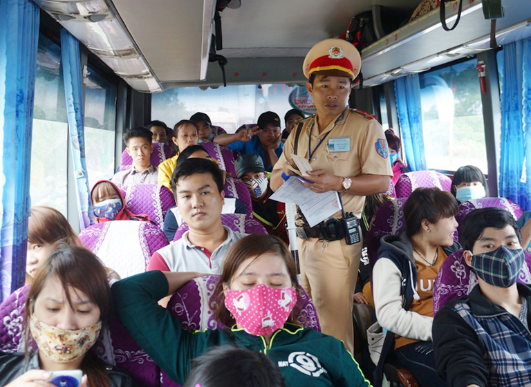 Kiểm tra số lượng hành khách trên xe đường dài - Ảnh: Hứa Xuyên Huỳnh