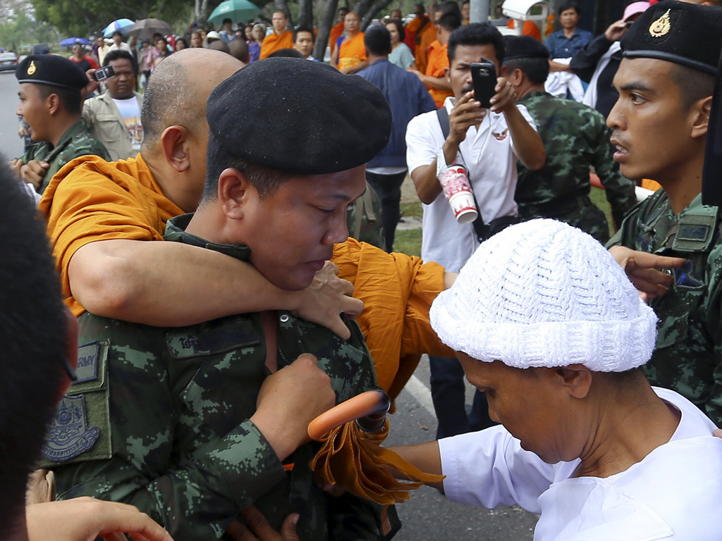 Binh sĩ và người biểu tình đụng độ ngày 15.2 - Ảnh: Reuters