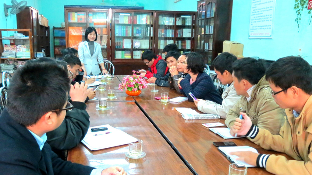 Cô Phạm Thị Ngọc Tâm (đứng giữa) cùng ban giám hiệu làm việc với các phóng viên - Ảnh: S.N