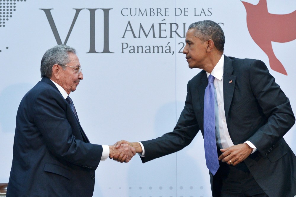 Tổng thống Obama (phải) bắt tay với Chủ tịch Cuba Raul Castro tại Hội nghị các nước châu Mỹ ở Panama tháng 4.2015 - Ảnh: Reuters