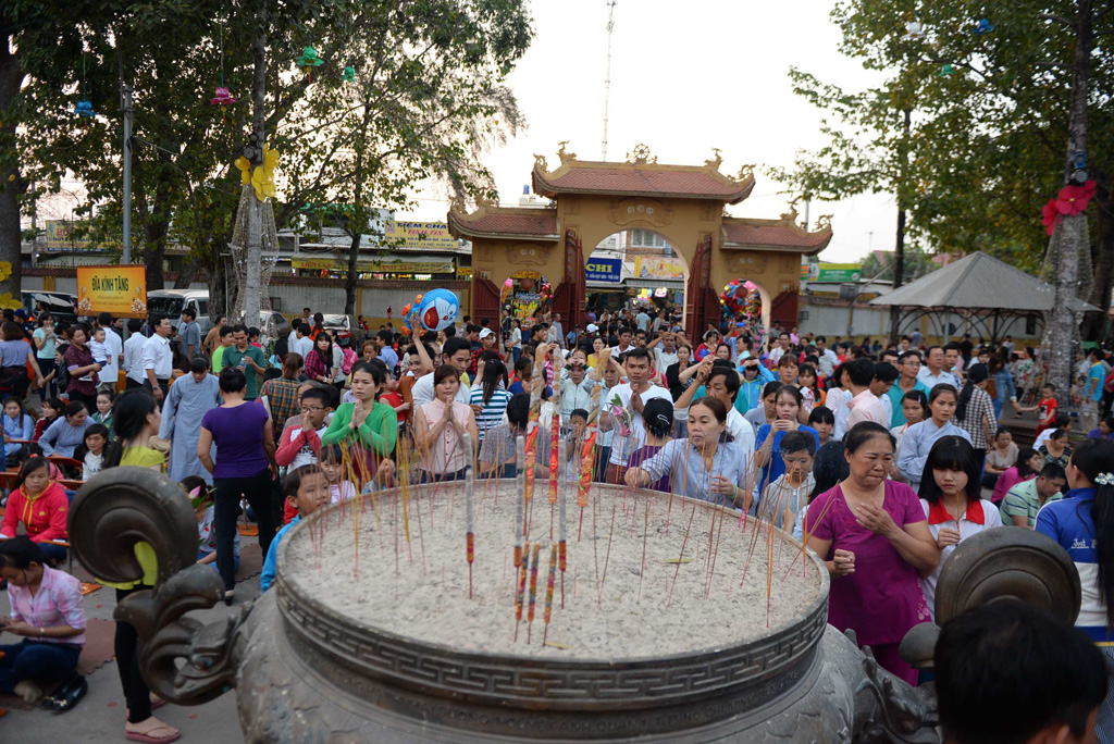 Hàng trăm người dân về chùa Hoằng Pháp niệm phật