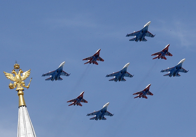Một đội hình các máy bay quân sự SU-27 và MIG-29 trình diễn trong lễ kỷ niệm Ngày chiến thắng ở Quảng trường Đỏ tại Moscow hồi tháng 5.2015 - Ảnh: Reuters