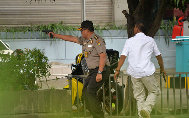 Cảnh sát Indonesia bắn một nghi phạm trong vụ tấn công bên ngoài quán cafe ở Jakarta hồi tháng 1.2016 - Ảnh: AFP