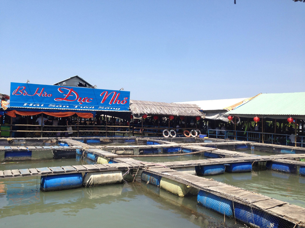 Nhà hàng Đực Nhỏ nằm giữa sông Rạng	- Ảnh: Minh Anh