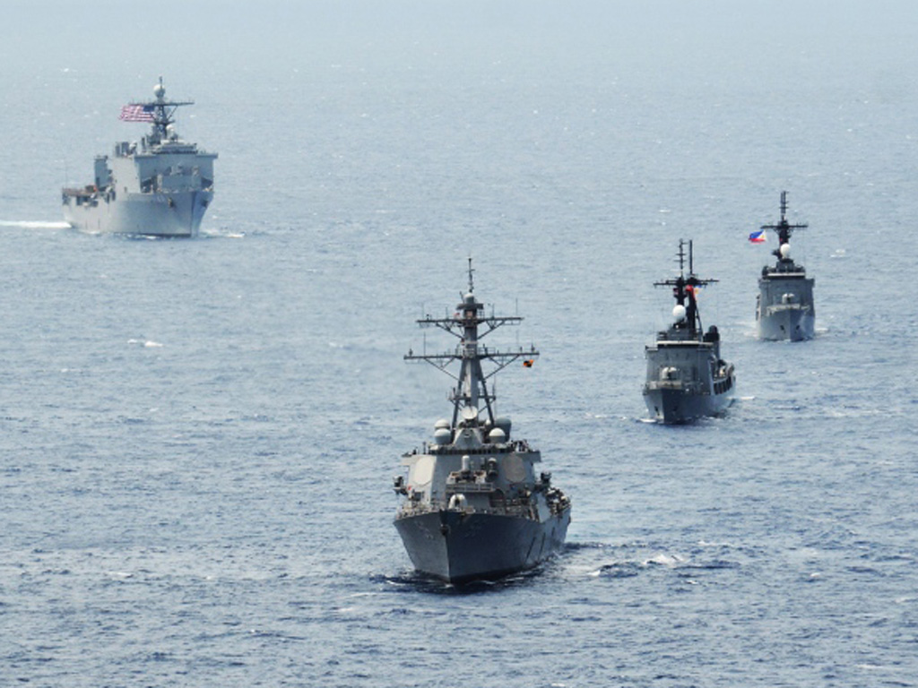 Một cuộc tập trận của các tàu chiến Mỹ và Philippines - Ảnh: Hải quân Mỹ